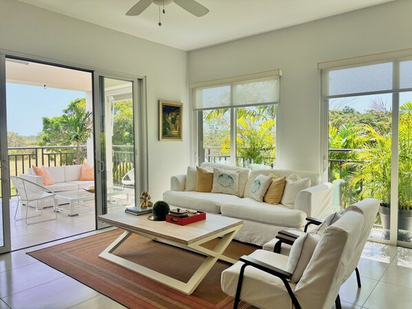 Living area - Elegant 3-bedroom apartment (Panama)