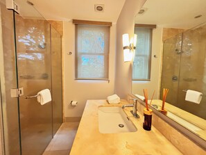 Hair dryer, towels, soap, toilet paper - Natural Light Sanctuary 3BR Laguna (Panama)
