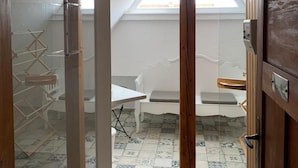 Une pièce avec un plafond en pente, une lucarne et des carreaux de sol à motifs.