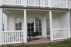 Outdoor dining - The beautiful, new 2-room apartment offers space for a maximum of 4 people.<br>The villa is close to the beach and the apartment is bright and friendly. (Ostseebad Nienhagen)
