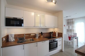 Coffee/tea maker, fridge, microwave, oven