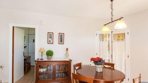 Villa, 5 Bedrooms | Dining