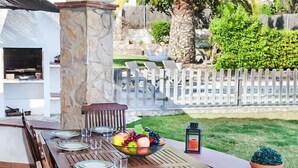 Villa, 5 Bedrooms | Outdoor dining