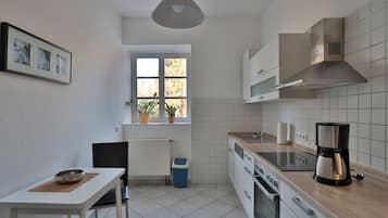 Kühlschrank, Ofen, Geschirrspüler, Wasserkocher mit Kaffee-/Teezubehör