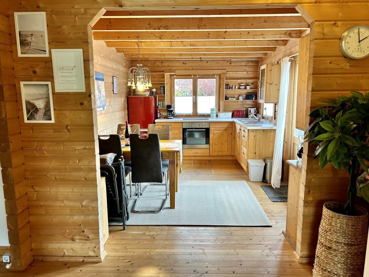 Kjøleskap, ovn, kaffetrakter/tekoker og brødrister