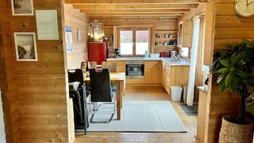 Kjøleskap, ovn, kaffetrakter/tekoker og brødrister