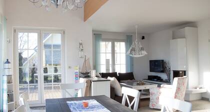 Beautiful vacation home, only 100 m from the Baltic Sea beach, with sea view, fireplace, sauna, beach chair and billiard room. It is for max. 11 people