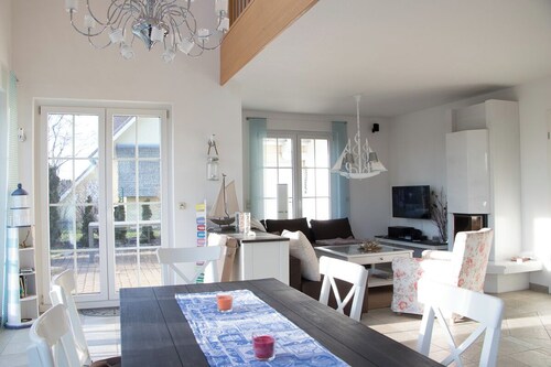 Wunderschönes Ferienhaus, nur 100 m vom Ostseestrand entfernt, mit Meerblick, Kamin, Sauna, Strandkorb und Billardzimmer. Es ist für max. 11 Personen