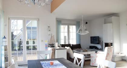 Wunderschönes Ferienhaus, nur 100 m vom Ostseestrand entfernt, mit Meerblick, Kamin, Sauna, Strandkorb und Billardzimmer. Es ist für max. 11 Personen