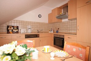 Kühlschrank, Mikrowelle, Ofen, Geschirrspüler