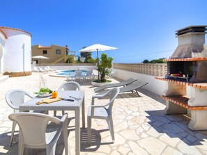 Hus, flere soverom, terrasse | Utendørsservering