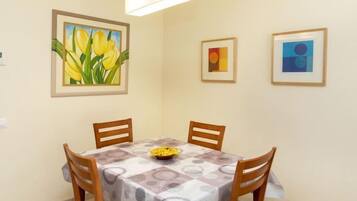 Rumah, 4 kamar tidur, teras | Tempat makan