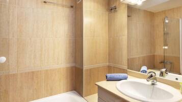 Rumah, 4 kamar tidur, teras | Kamar mandi