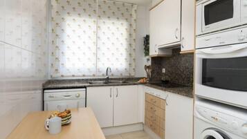 House, 4 Bedrooms, Terrace | Private kitchen
