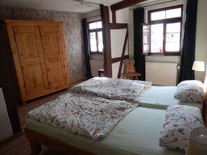 2 bedrooms, travel cot, free WiFi, bed sheets