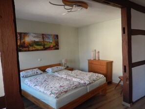 2 bedrooms, travel cot, free WiFi, bed sheets - Tasteful half-timbered apartment in the heart of Michelstadt's old town! (Michelstadt)