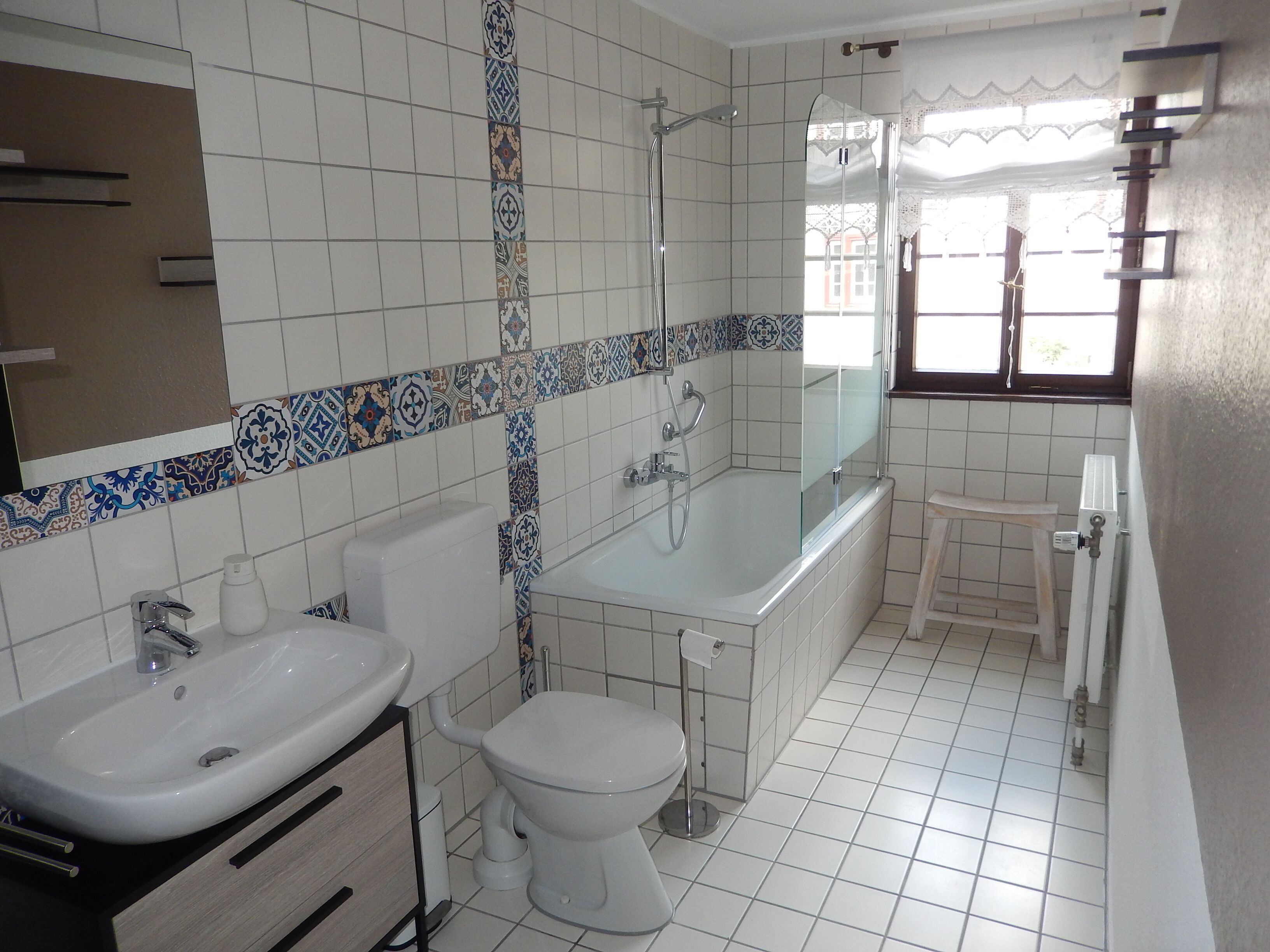 Haartrockner, Handtücher, Seife, Toilettenpapier