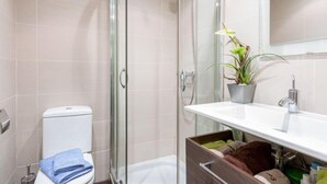 Huis, 2 slaapkamers, terras | Badkamer