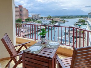 Outdoor dining - Global Santa Maria - By Global Rental Holidays 5951 (Roses)