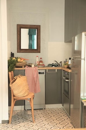 Kühlschrank, Ofen, Geschirrspüler, Wasserkocher mit Kaffee-/Teezubehör