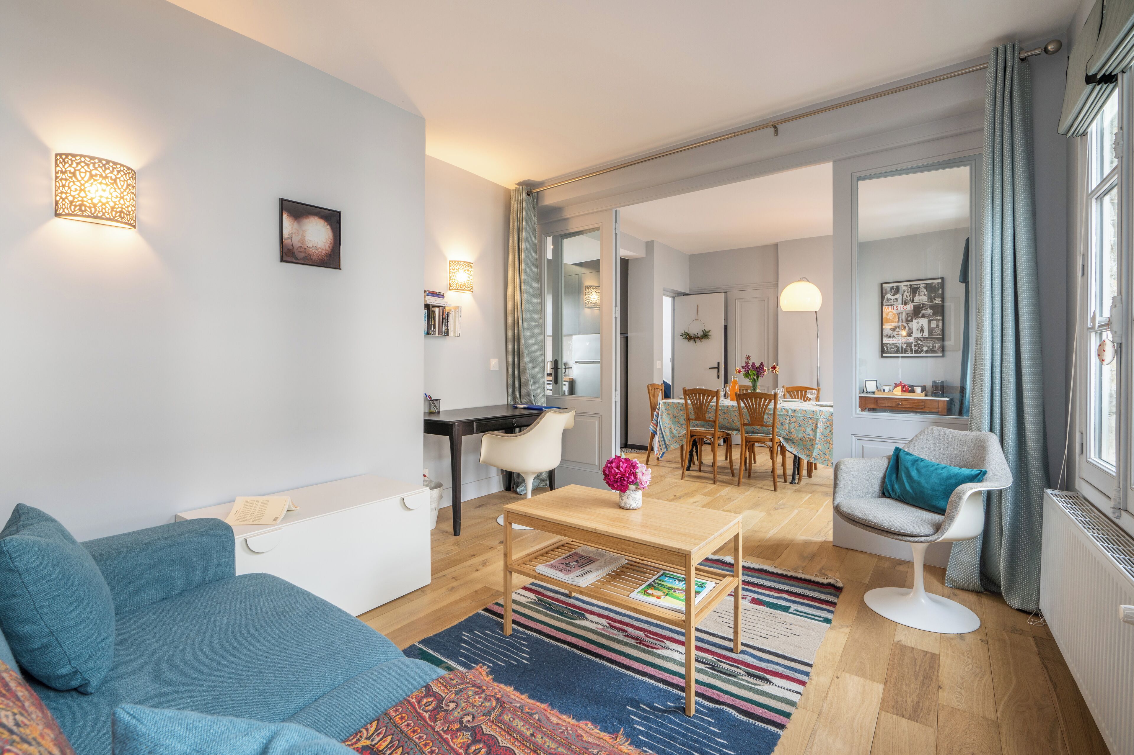 Televisie, een open haard, een dvd-speler en boeken