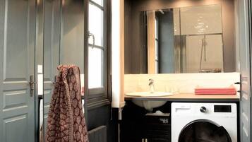 Articles de toilette écologiques, sÚche-cheveux, serviettes fournies