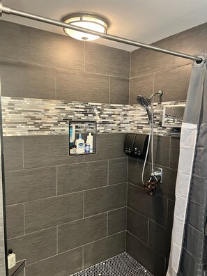 Douche, baignoire à jets, sèche-cheveux, bidet