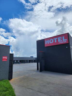 Front of property - Friper Hotel (Jaraguá)