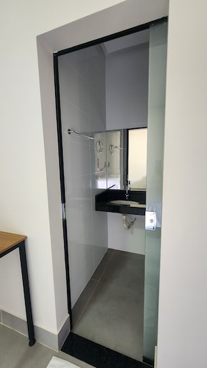 Douche, serviettes fournies, savon, papier toilette