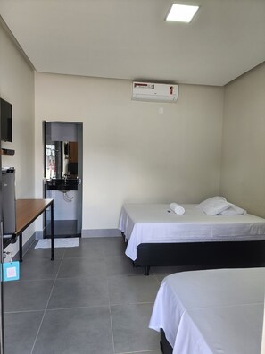 Habitación triple familiar, patio | Escritorio y wifi gratis