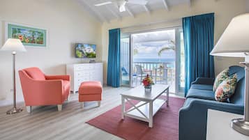 客房, 阳台, 海洋景观 | 起居区 | 55-英寸液晶电视(配备卫星频道)