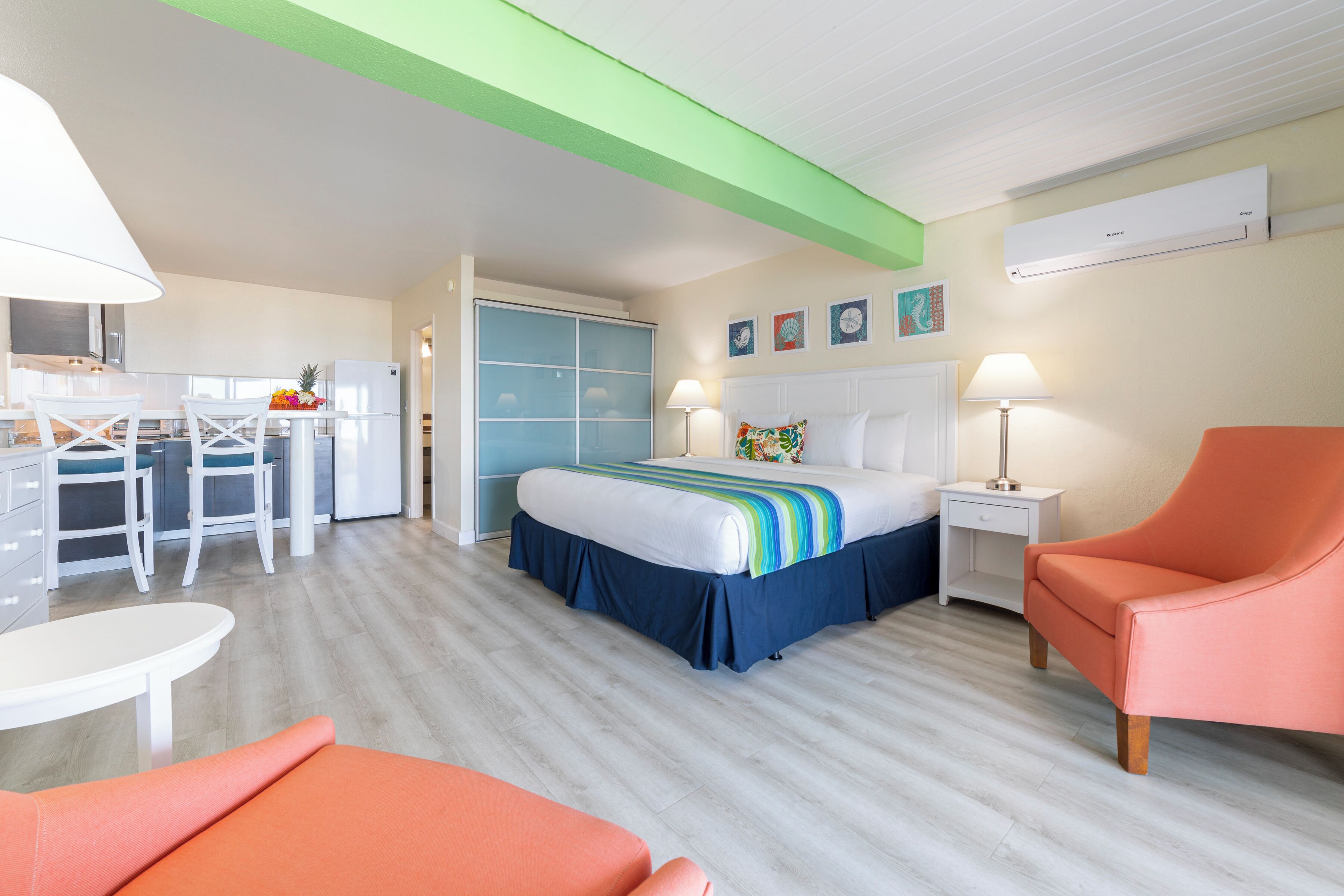 Una habitación de hotel con una cama, un escritorio, una silla y un sofá.
