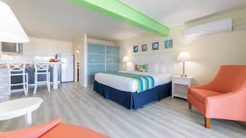 Una habitación de hotel con una cama, un escritorio, una silla y un sofá.