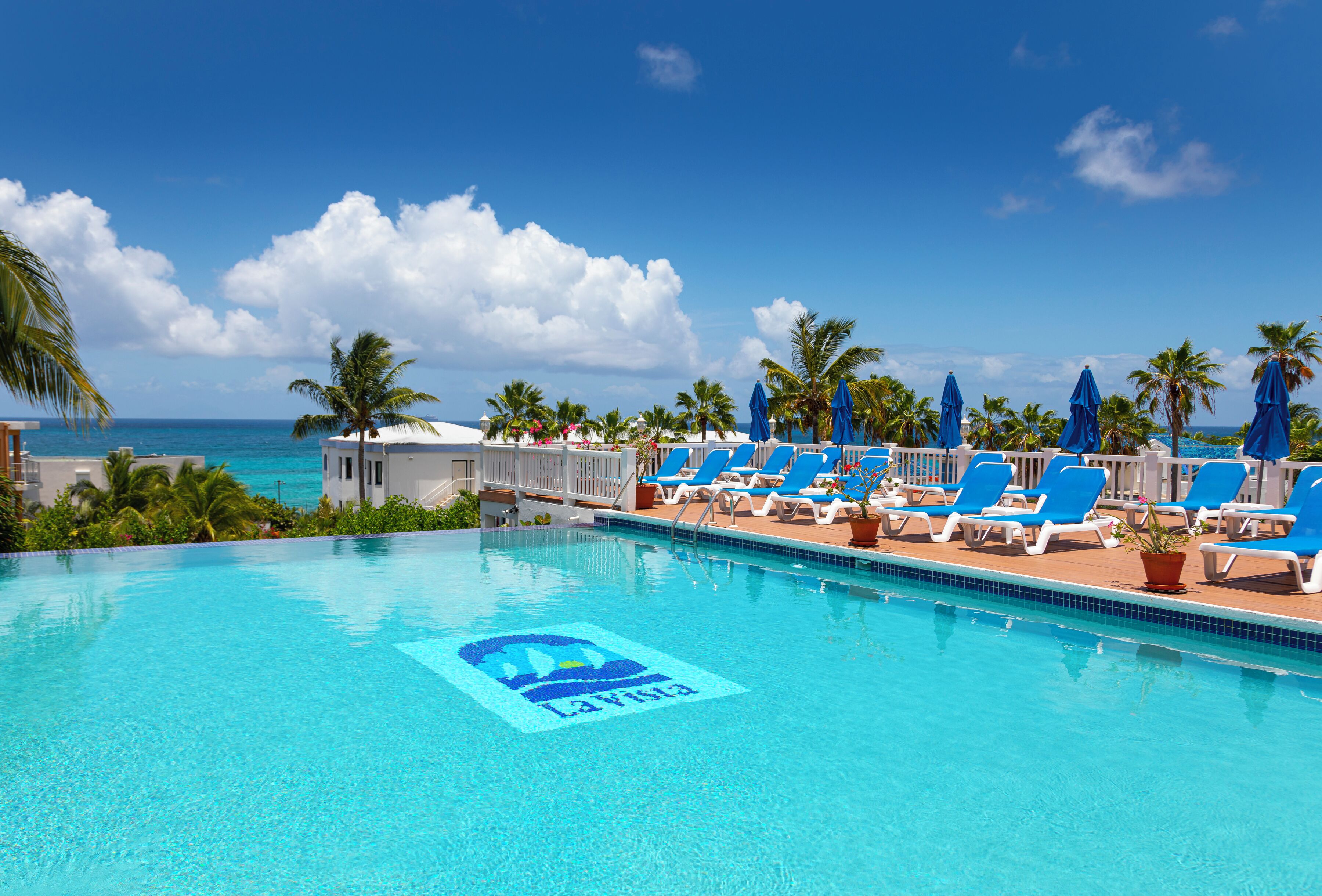 2 室外游泳池，池畔遮阳伞，日光浴躺椅