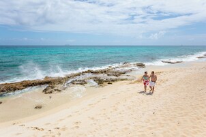 Una playa cerca, arena blanca, toallas de playa, masajes en la playa