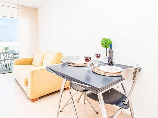 Dining - Global Nuvol Blau - By Global Rental Holidays 6173 (Roses)