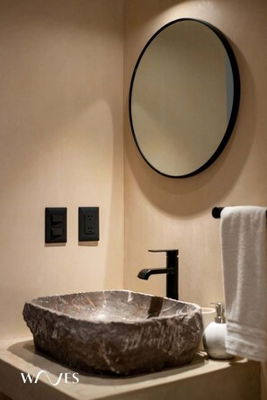 Douche, sèche-cheveux, serviettes fournies