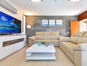 Villa, 3 Bedrooms | Living room - Global Villa - By Global Rental Holidays 6184 (San Bartolomé de Tirajana)