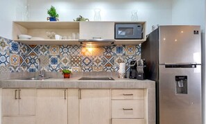 Frigorífic, microones, placa de cuina i cafetera i tetera
