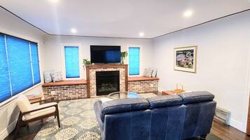 Una Smart TV, una chimenea, una pantalla de ordenador