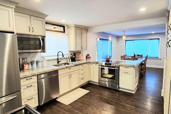 Geladeira, micro-ondas, fogão, cooktop