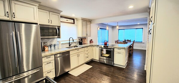 Refrigerador, microondas, horno y parrilla de estufa 