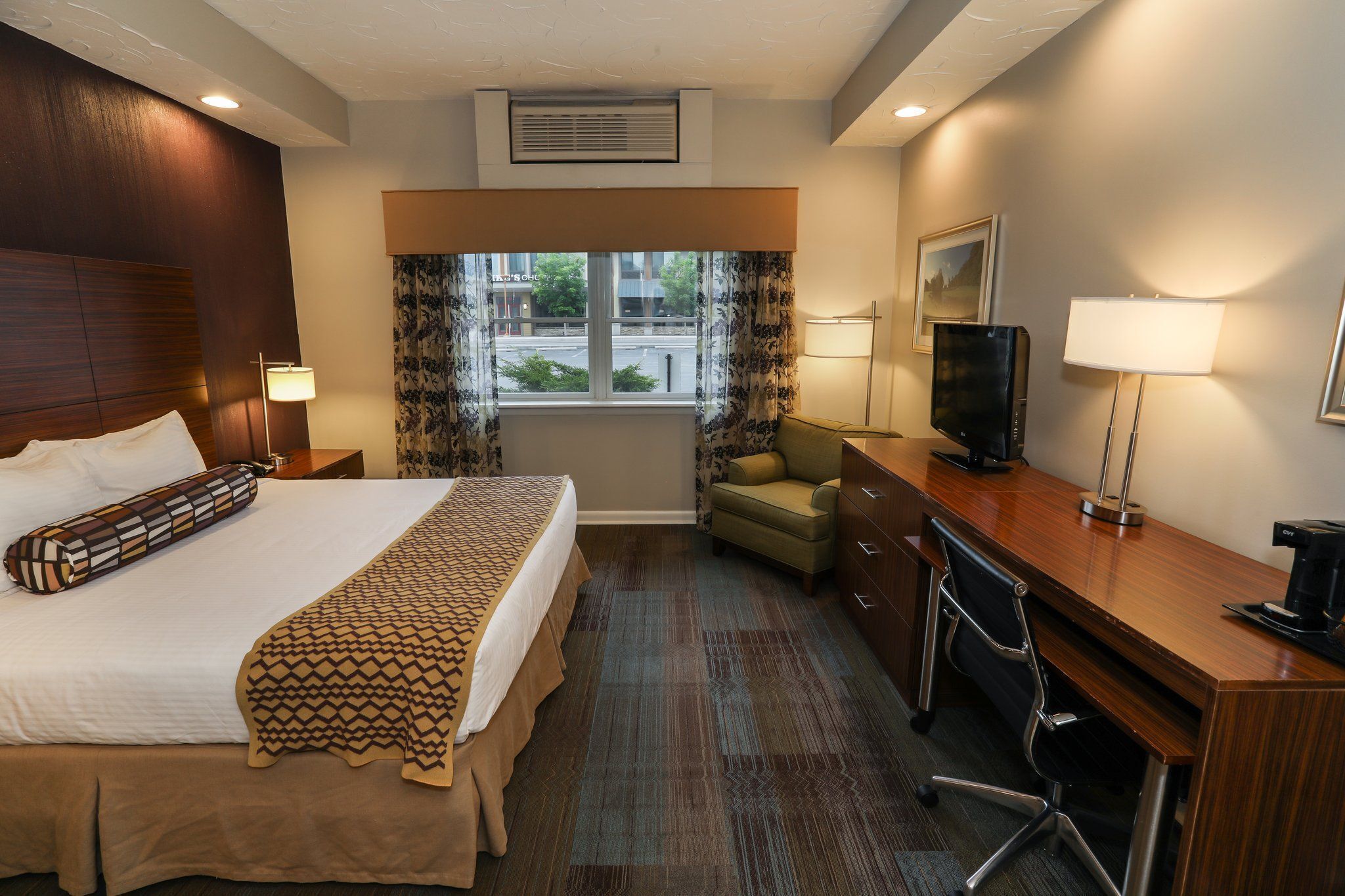 1 bedroom, desk, travel crib, free WiFi