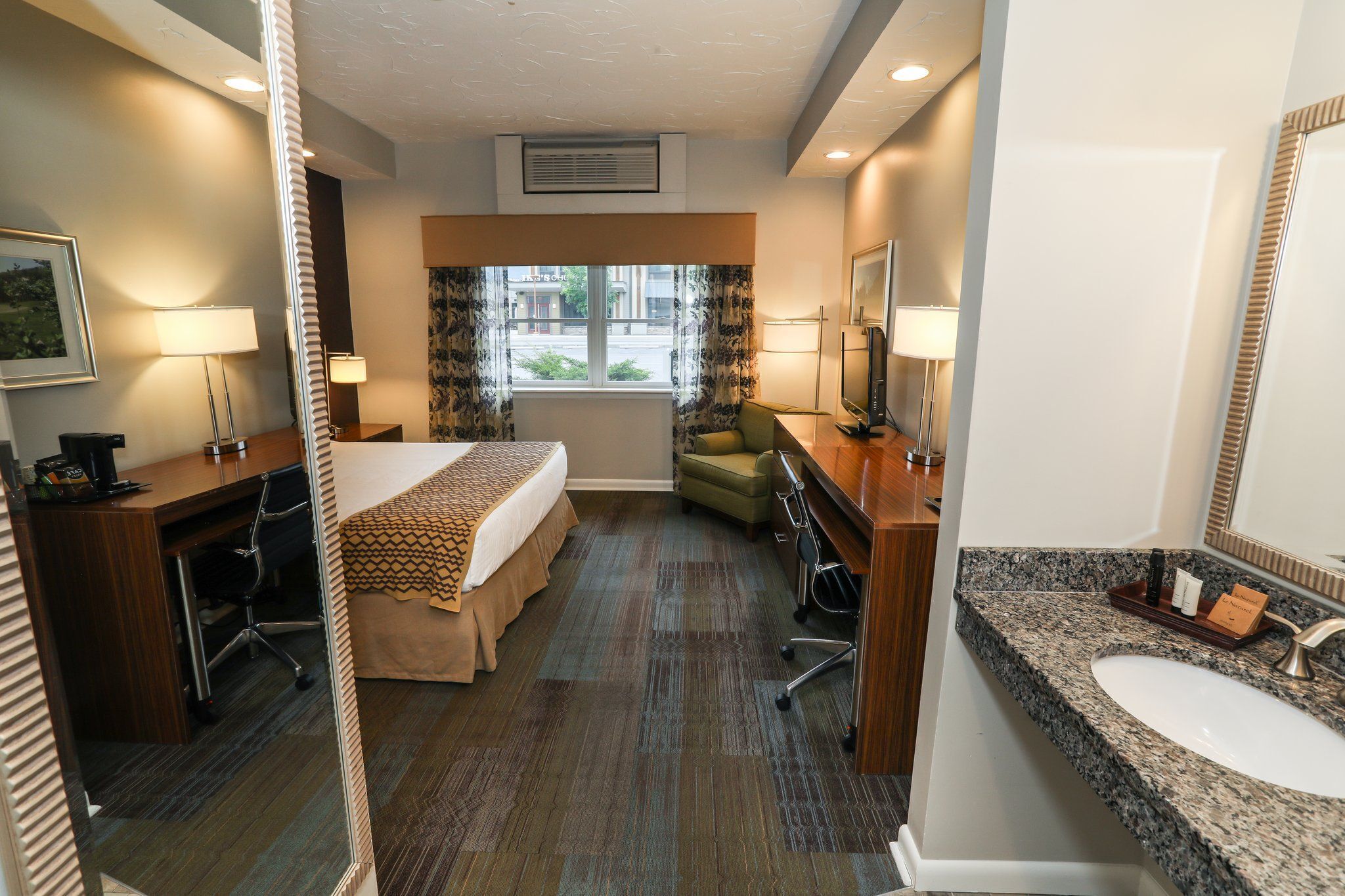 1 bedroom, desk, travel crib, free WiFi