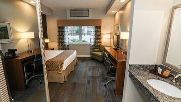 1 bedroom, desk, travel crib, free WiFi