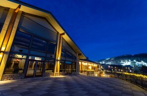 Experience the sleek, contemporary design of this hotel, featuring a flat roof and expansive windows.