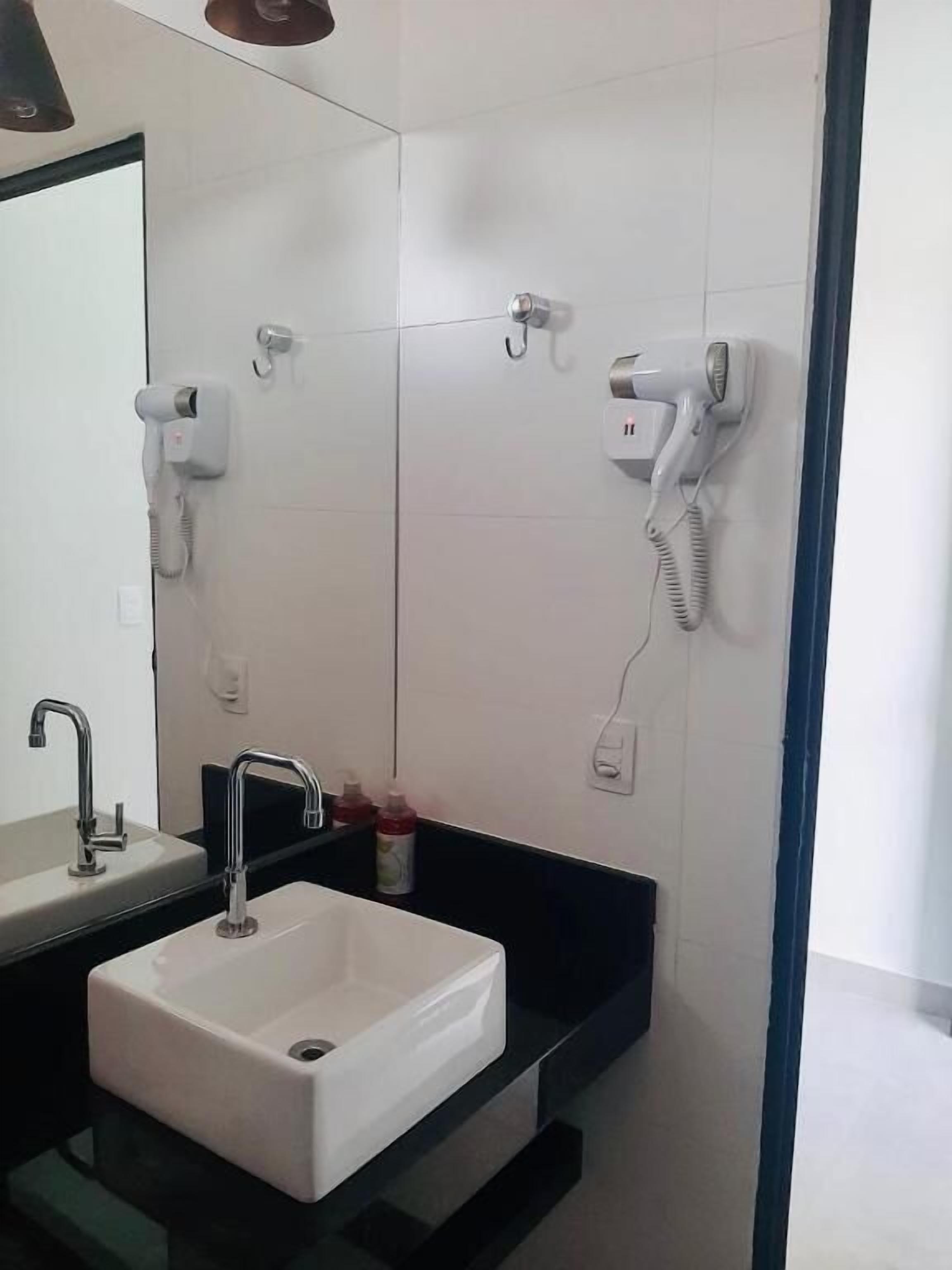 Chuveiro, secador de cabelo, toalhas de banho, papel higiênico