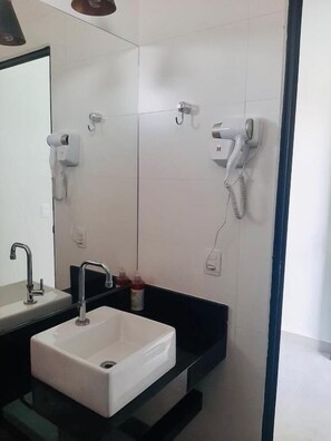 Shower, hair dryer, towels, toilet paper - Pousada Lobo Guará (São João Batista do Glória)