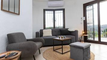 Villa, 5 Bedrooms, Terrace | Living area