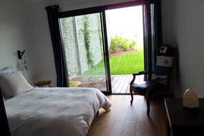 2 bedrooms, iron/ironing board, WiFi